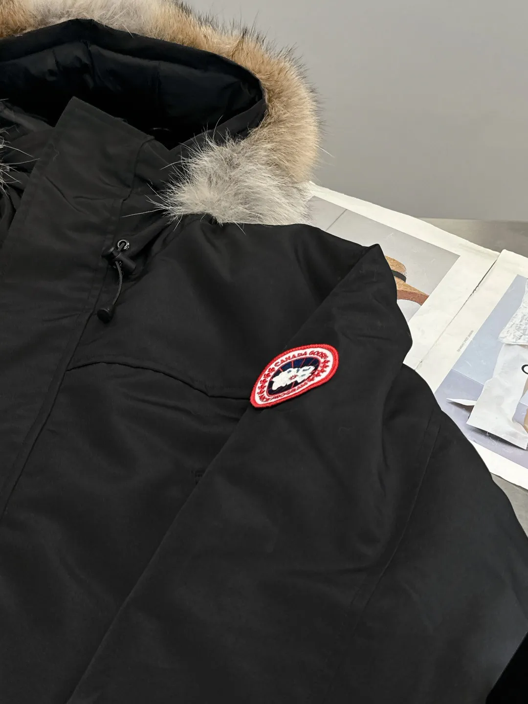 P840 Canada Goose 13 down jackets, timeless classics, same style for men and women, mid-length windbreaker jacket. Canada Goose technology waterproof fabric is wind and cold resistant and extremely warm! Plush heat storage keeps you warm and warms you up quickly! Extra large fur collar design, fine fur, smooth to the touch, comfortable and skin-friendly! Double windproof cuffs to prevent cold wind from entering! The pockets have a flap zipper design and the upper pocket is a diagonal pocket, which is convenient and practical! Canada Goose’s popularity in the past two years has greatly surpassed that of the king of down jackets, the Meng Mouth, and it is the hottest item in autumn and winter on INS! Same style for men and women, Canada Goose’s classic style! Color: Black, Off-white, Gray, Navy Size: XS S M L XL XXL